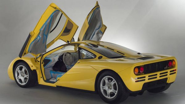 السيارة الأسطورة McLaren F1 