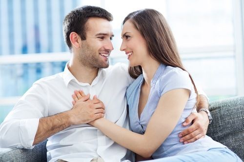 إظهار الإعجاب  أحد علامات حب الرجل للمرأة