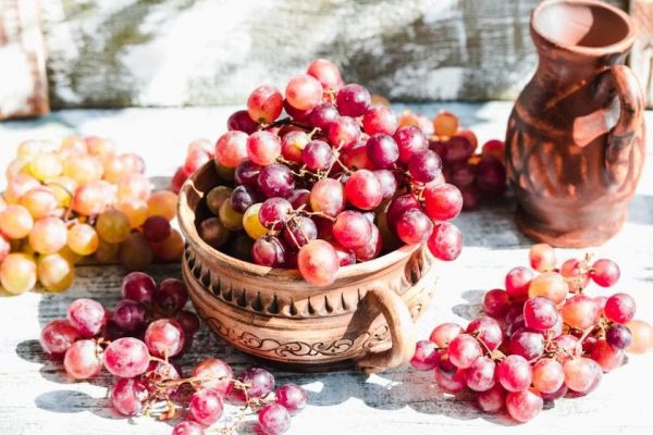 أهم فوائد العنب الأحمر لجسم الإنسان